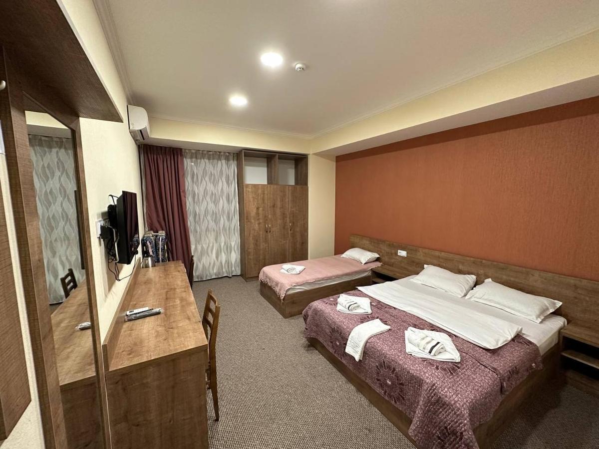 5 Rooms Near 300 Aragveli Metro Station Tbiliszi Kültér fotó