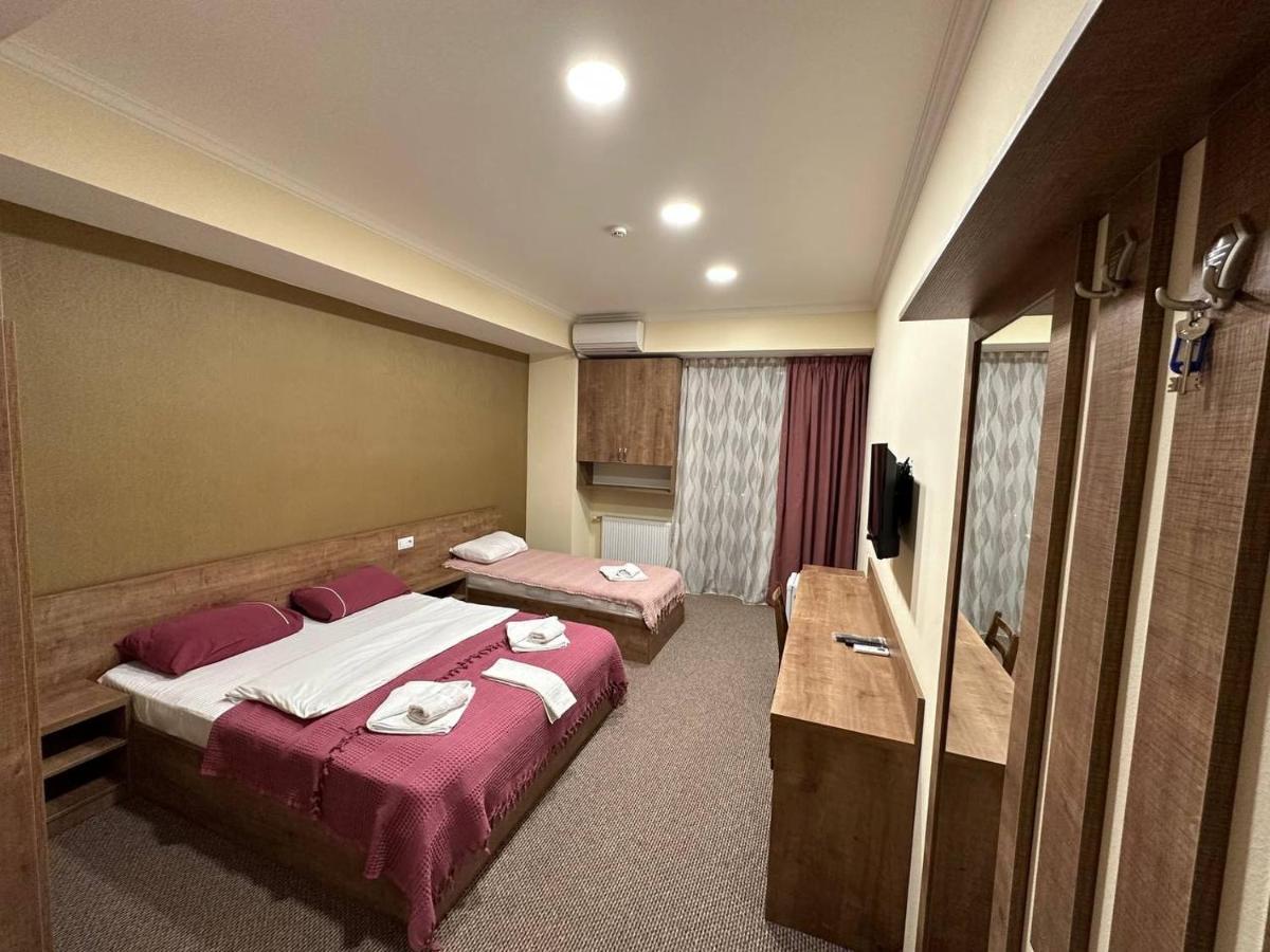 5 Rooms Near 300 Aragveli Metro Station Tbiliszi Kültér fotó