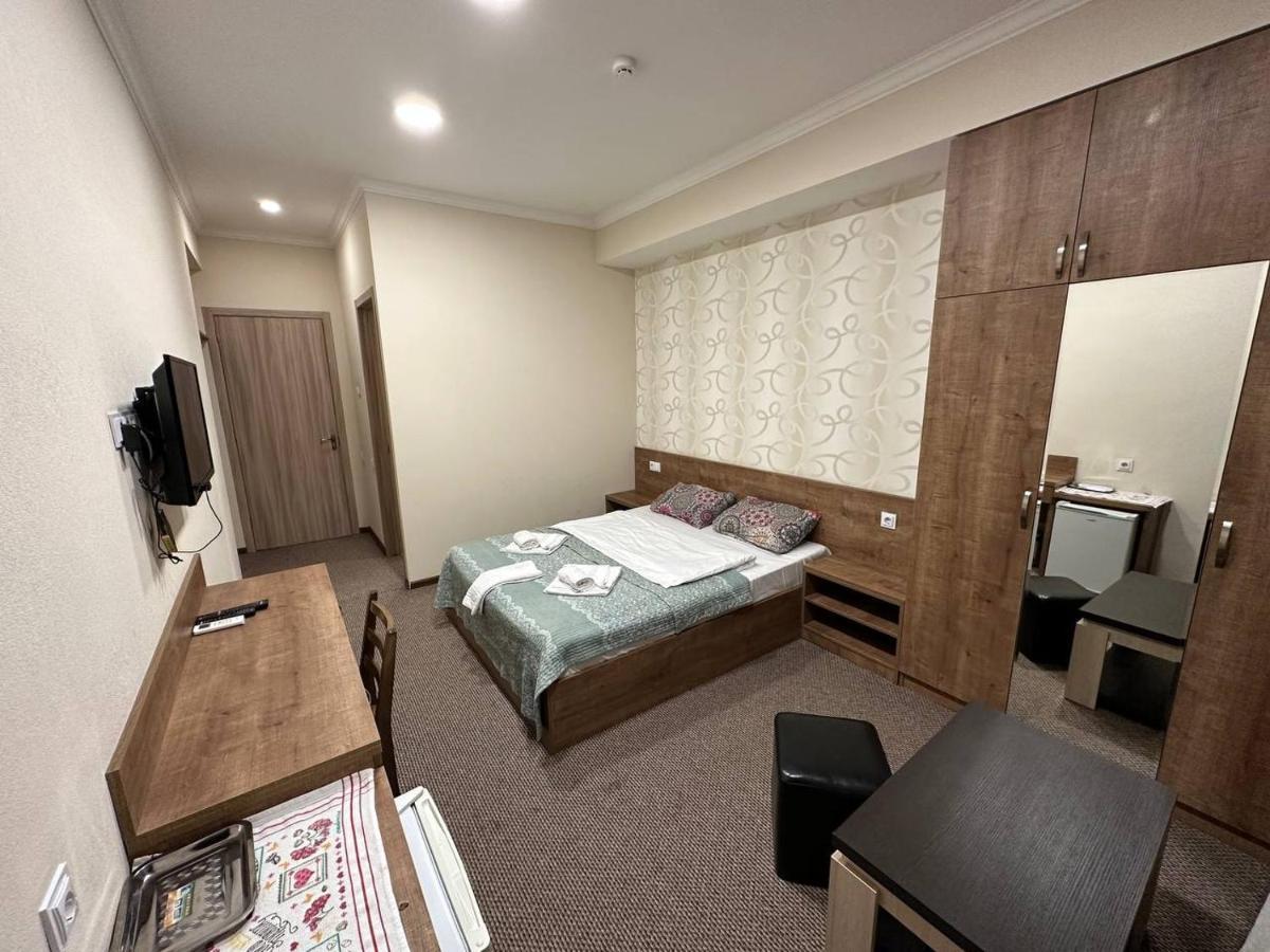5 Rooms Near 300 Aragveli Metro Station Tbiliszi Kültér fotó
