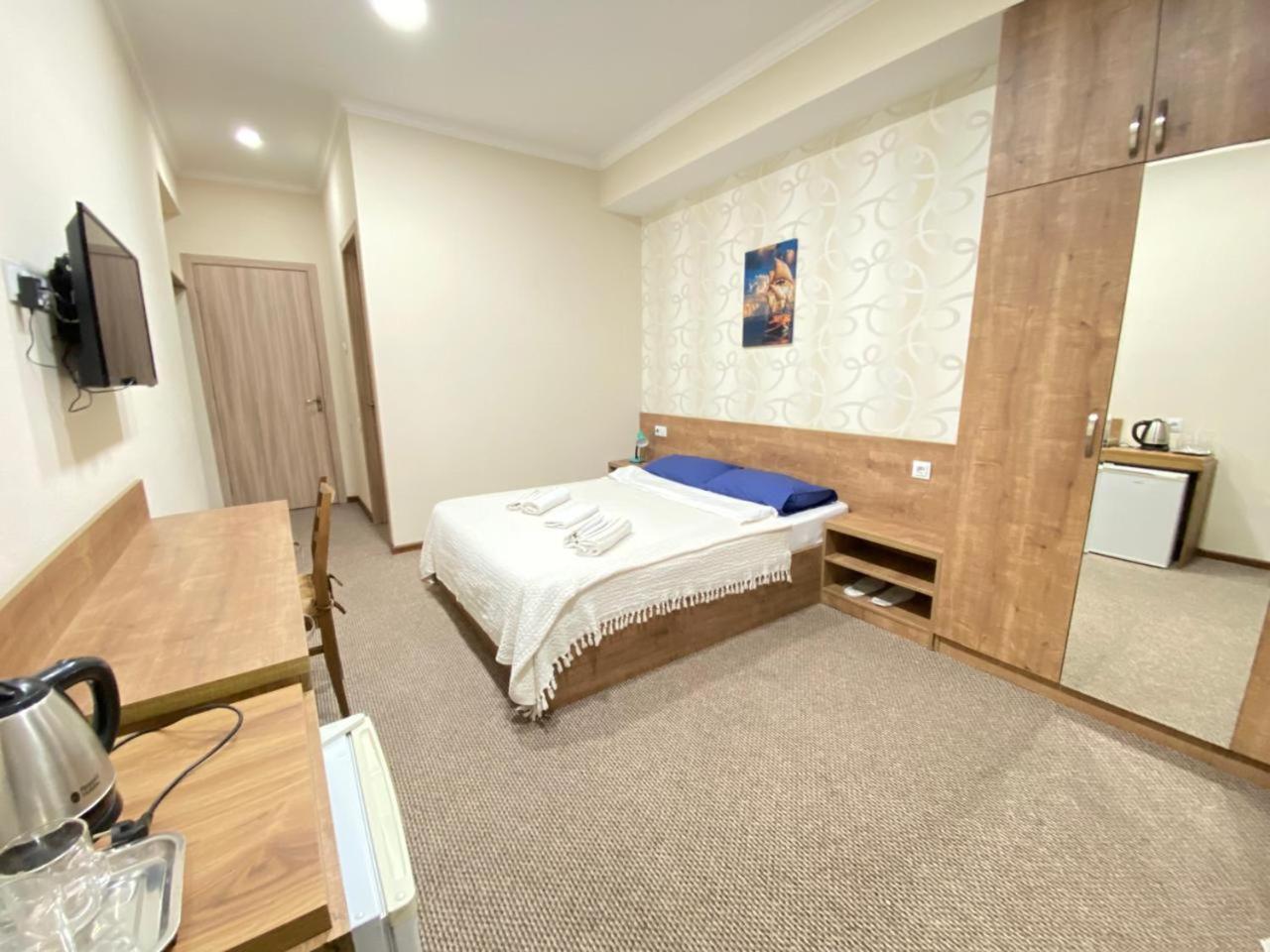 5 Rooms Near 300 Aragveli Metro Station Tbiliszi Szoba fotó