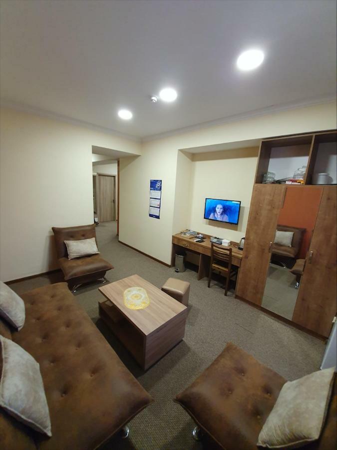 5 Rooms Near 300 Aragveli Metro Station Tbiliszi Kültér fotó