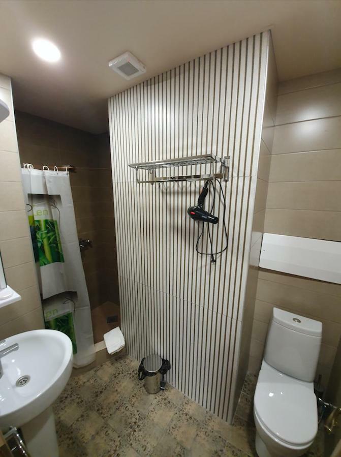 5 Rooms Near 300 Aragveli Metro Station Tbiliszi Kültér fotó